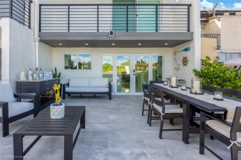 Townhouse in North Miami Beach, Florida 2 bedrooms, 144 sq.m. № 1828874 - photo 18