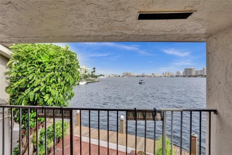 Townhouse in North Miami Beach, Florida 3 bedrooms, 147.71 sq.m. № 1931017 - photo 10