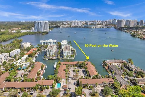 Townhouse in North Miami Beach, Florida 3 bedrooms, 147.71 sq.m. № 1931017 - photo 2