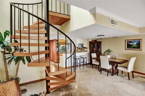 Townhouse in North Miami Beach, Florida 3 bedrooms, 147.71 sq.m. № 1931017 - photo 8