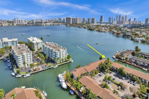 Townhouse in North Miami Beach, Florida 3 bedrooms, 147.71 sq.m. № 1931017 - photo 4