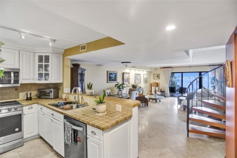 Townhouse in North Miami Beach, Florida 3 bedrooms, 147.71 sq.m. № 1931017 - photo 7