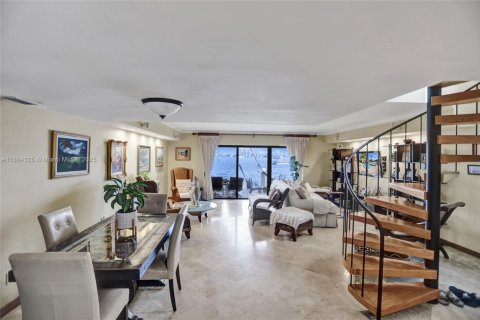 Townhouse in North Miami Beach, Florida 3 bedrooms, 147.71 sq.m. № 1931017 - photo 9