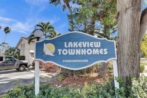 Townhouse in North Miami Beach, Florida 3 bedrooms, 147.71 sq.m. № 1931017 - photo 3