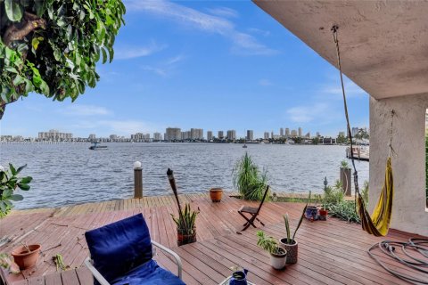 Townhouse in North Miami Beach, Florida 3 bedrooms, 147.71 sq.m. № 1931017 - photo 12