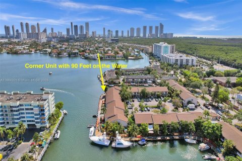 Townhouse in North Miami Beach, Florida 3 bedrooms, 147.71 sq.m. № 1931017 - photo 1