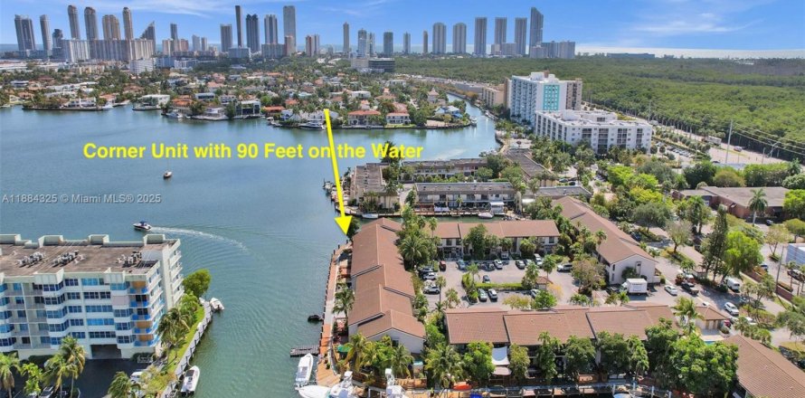 Townhouse in North Miami Beach, Florida 3 bedrooms, 147.71 sq.m. № 1931017