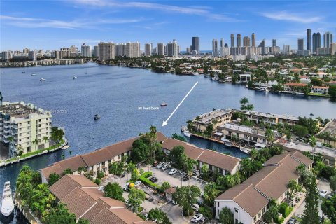 Townhouse in North Miami Beach, Florida 3 bedrooms, 147.71 sq.m. № 1931017 - photo 11