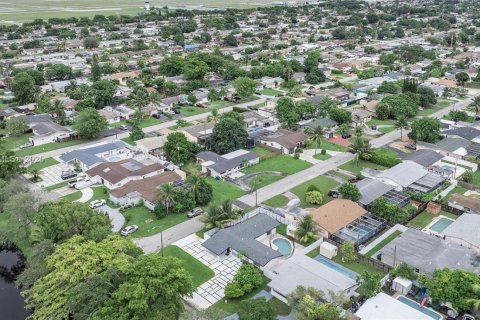 Villa ou maison à vendre à Miramar, Floride: 3 chambres, 123.37 m2 № 1943614 - photo 4