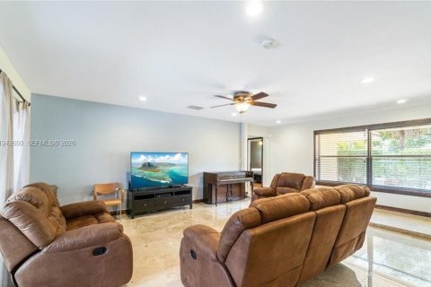 Villa ou maison à louer à Hollywood, Floride: 6 chambres, 298.03 m2 № 1999312 - photo 10