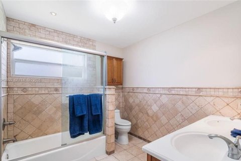 Villa ou maison à louer à Hollywood, Floride: 6 chambres, 298.03 m2 № 1999312 - photo 20