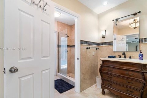 Villa ou maison à louer à Hollywood, Floride: 6 chambres, 298.03 m2 № 1999312 - photo 16