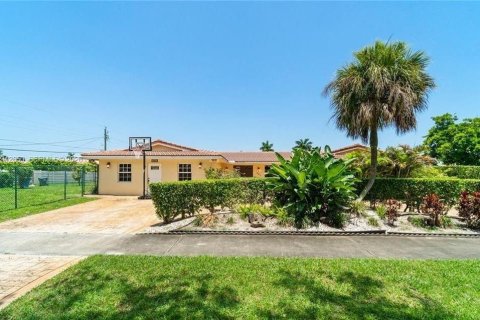 Villa ou maison à louer à Hollywood, Floride: 6 chambres, 298.03 m2 № 1999312 - photo 28