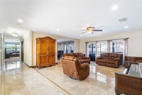 Villa ou maison à louer à Hollywood, Floride: 6 chambres, 298.03 m2 № 1999312 - photo 11