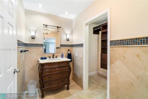 Villa ou maison à louer à Hollywood, Floride: 6 chambres, 298.03 m2 № 1999312 - photo 17