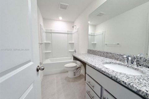 Townhouse in Fort Myers, Florida 2 bedrooms № 2044422 - photo 12