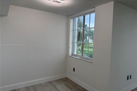 Condo in Doral, Florida, 1 bedroom № 1988132 - photo 4