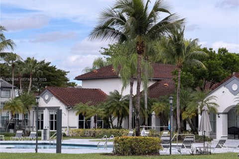 Condo in Doral, Florida, 1 bedroom № 1988132 - photo 9