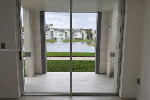 Condo in Doral, Florida, 1 bedroom № 1988132 - photo 7