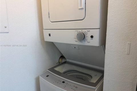 Condo in Doral, Florida, 1 bedroom № 1988132 - photo 10