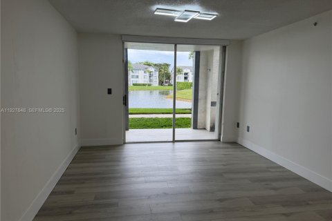Condo in Doral, Florida, 1 bedroom № 1988132 - photo 5