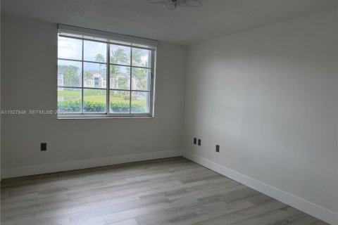 Condo in Doral, Florida, 1 bedroom № 1988132 - photo 6