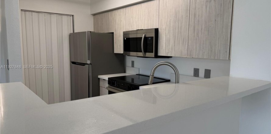 Condo in Doral, Florida, 1 bedroom № 1988132