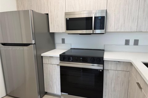 Condo in Doral, Florida, 1 bedroom № 1988132 - photo 2