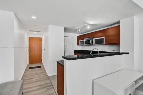 Condo in Miami, Florida, 1 bedroom  № 1953281 - photo 13