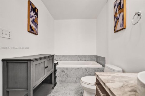 Condo in Miami, Florida, 1 bedroom  № 1953281 - photo 11