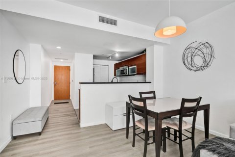 Condo in Miami, Florida, 1 bedroom  № 1953281 - photo 7
