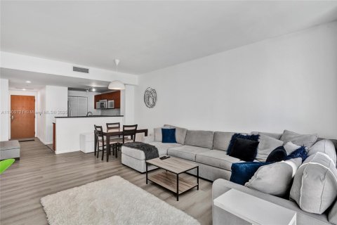 Condo in Miami, Florida, 1 bedroom  № 1953281 - photo 6