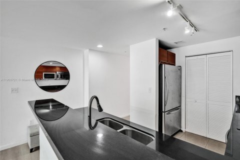 Condo in Miami, Florida, 1 bedroom  № 1953281 - photo 17