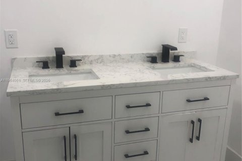 Condominio en alquiler en Bal Harbour, Florida, 3 dormitorios, 124.67 m2 № 2025708 - foto 3