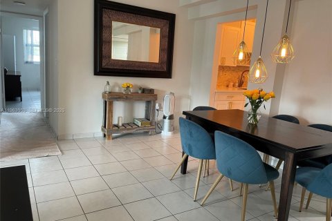 Снять в аренду кондоминиум в Санни-Айлс-Бич, Флорида 2 спальни, 91.97м2, № 2025343 - фото 2