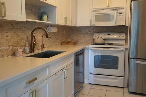 Кондоминиум с 2 спальнями в Санни-Айлс-Бич, Флорида № 2025343