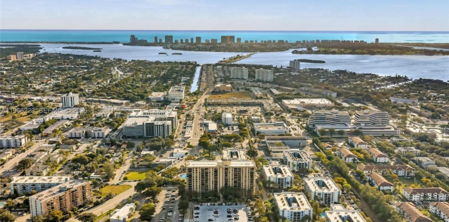 Condo à North Miami, Floride, 1 chambre  № 2027976