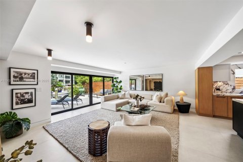 Villa ou maison à vendre à Miami, Floride: 4 chambres, 340.49 m2 № 1953455 - photo 17