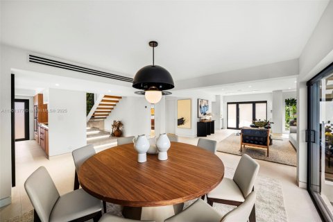 Villa ou maison à vendre à Miami, Floride: 4 chambres, 340.49 m2 № 1953455 - photo 12