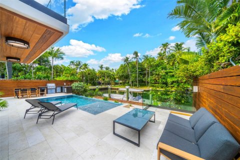 Villa ou maison à vendre à Miami, Floride: 4 chambres, 340.49 m2 № 1953455 - photo 1