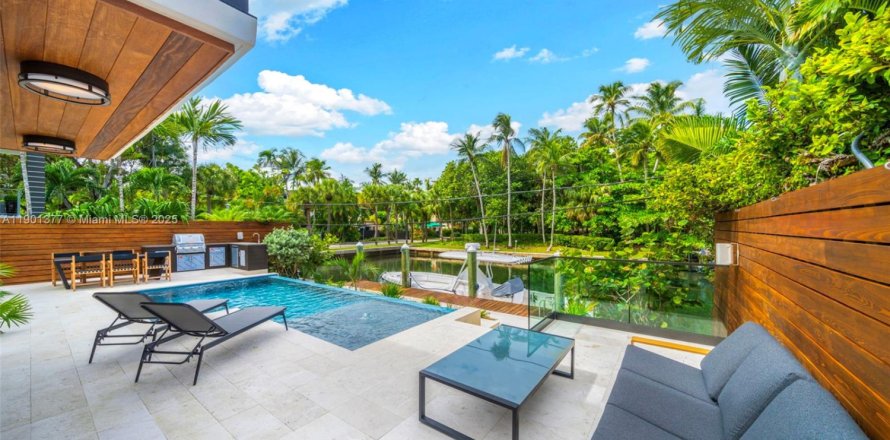 Villa ou maison à Miami, Floride 4 chambres, 340.49 m2 № 1953455