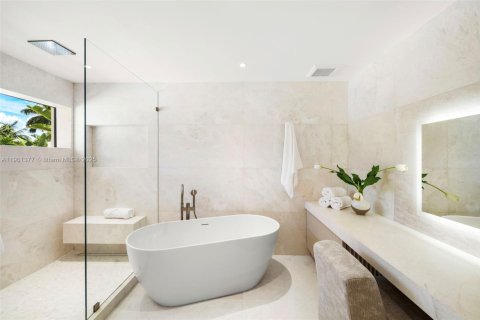 Villa ou maison à vendre à Miami, Floride: 4 chambres, 340.49 m2 № 1953455 - photo 28