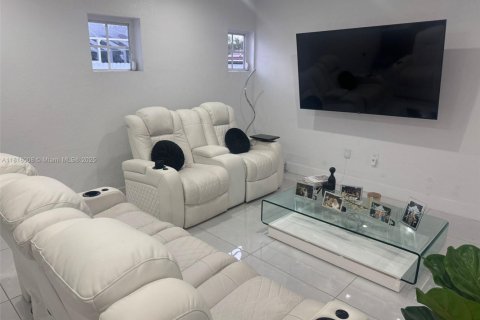 Casa en venta en Miami Gardens, Florida, 3 dormitorios, 168.9 m2 № 1777804 - foto 6