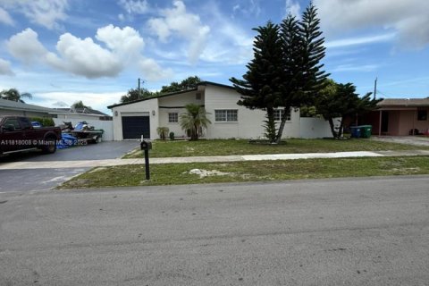 Casa en venta en Miami Gardens, Florida, 3 dormitorios, 168.9 m2 № 1777804 - foto 2