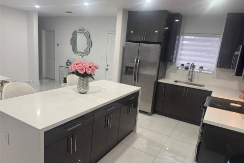 Casa en venta en Miami Gardens, Florida, 3 dormitorios, 168.9 m2 № 1777804 - foto 3