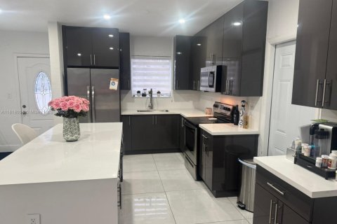 Casa en venta en Miami Gardens, Florida, 3 dormitorios, 168.9 m2 № 1777804 - foto 1