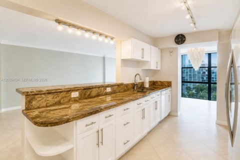 Copropriété à louer à Hallandale Beach, Floride: 2 chambres, 135.17 m2 № 2375070 - photo 4