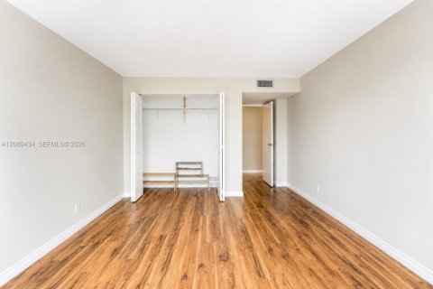 Copropriété à louer à Hallandale Beach, Floride: 2 chambres, 135.17 m2 № 2375070 - photo 9