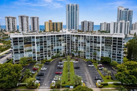 Copropriété à louer à Hallandale Beach, Floride: 2 chambres, 135.17 m2 № 2375070 - photo 2