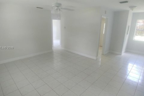 Casa en venta en Miami Gardens, Florida, 3 dormitorios, 99.87 m2 № 2063180 - foto 9